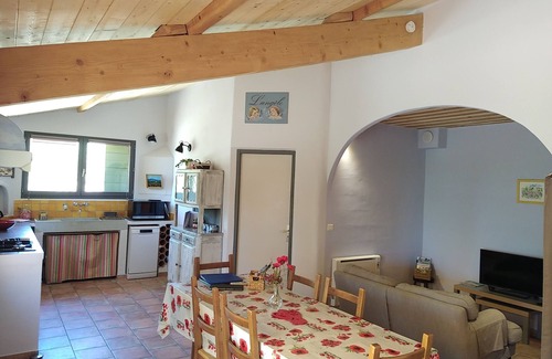 Saint-Hippolyte-le-Graveyron Cottage | Quiet Mazet Provençal