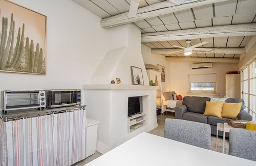 Jefferson Park House | Quailette - Cozy pet friendly studio w/outdoor space minutes from the UofA!