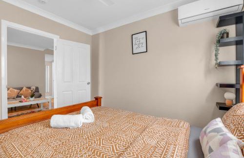 Warwick House | Quaint 2 bedroom fully furnished Cottage