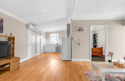 Warwick House | Quaint 2 bedroom fully furnished Cottage
