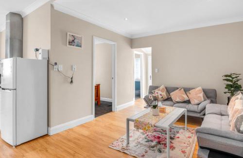 Warwick House | Quaint 2 bedroom fully furnished Cottage