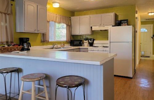 Pear Park House | Quaint and Cozy Cottage 3 Mi to Palisade Wineries!