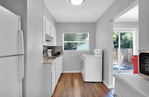 Lakeshore South House | ~Quaint Bungalow Sleeps 6 Near Stadium~