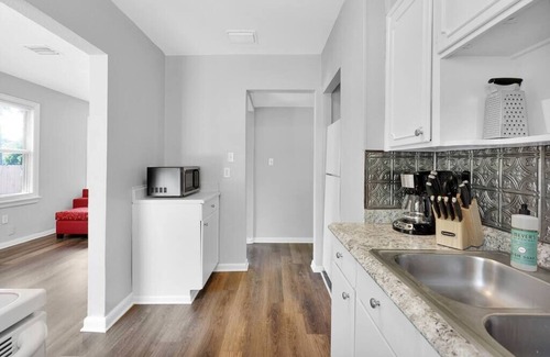 Lakeshore South House | ~Quaint Bungalow Sleeps 6 Near Stadium~
