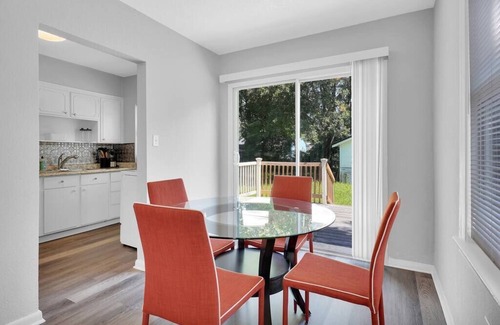 Lakeshore South House | ~Quaint Bungalow Sleeps 6 Near Stadium~