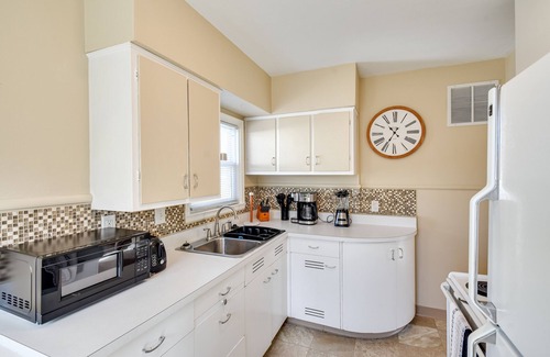 Cedar Rapids House | Quaint Cedar Rapids Home, 4 Mi to Downtown!