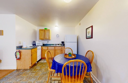 Waynesville Apartment | Quaint condo across from the lake with shared lakeside pool and trails - dogs OK