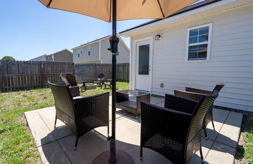 South View House | Quaint Cottage-3BR/2B House with Arcade and Fire Pit in Quiet Part of Hope Mills
