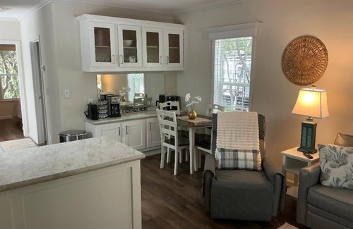 Crystal River Cottage | Quaint cottage tucked away in Crystal River. 1bed/1bath. Close to everything!