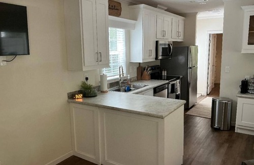 Crystal River Cottage | Quaint cottage tucked away in Crystal River. 1bed/1bath. Close to everything!