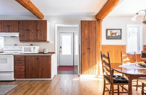 Lac-Superieur Cottage | Quaint country cottage & private hot tub