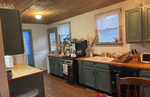 Damascus House | Quaint Country Farm House On 20 Acres, 25 minutes to Bethel Woods (Woodstock)!