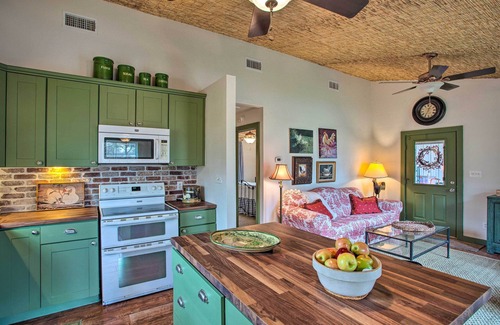 Dennis Cottage | Quaint Countryside Casita: 45 Mi to Ft. Worth