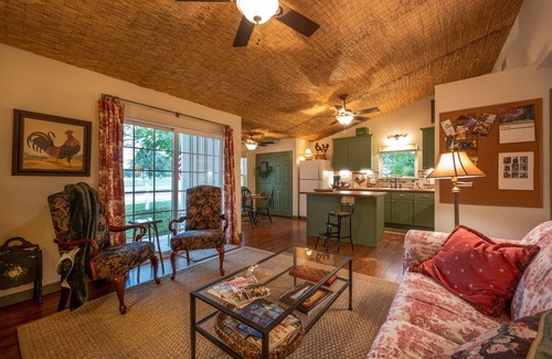 Dennis Cottage | Quaint Countryside Casita: 45 Mi to Ft. Worth