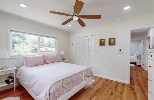 Floral City House | Quaint, countryside bungalow across from bike trail with screened lanai & WFH