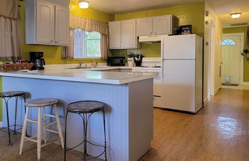 Pear Park Cottage | Quaint & Cozy Cottage: 3 Mi to Palisade Wineries!