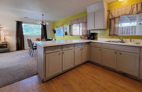 Pear Park Cottage | Quaint & Cozy Cottage: 3 Mi to Palisade Wineries!