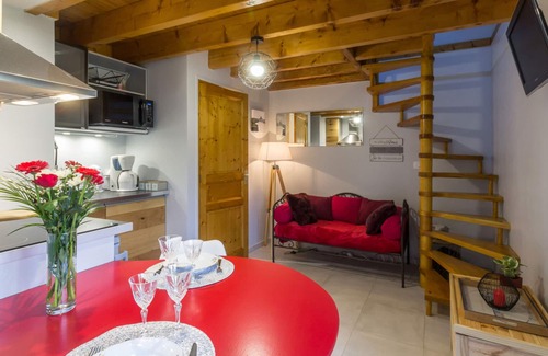 Beauchamps Cottage | Quaint Eco-Friendly Cottage with Private Garden, Mini Farm & Baby Equipment
