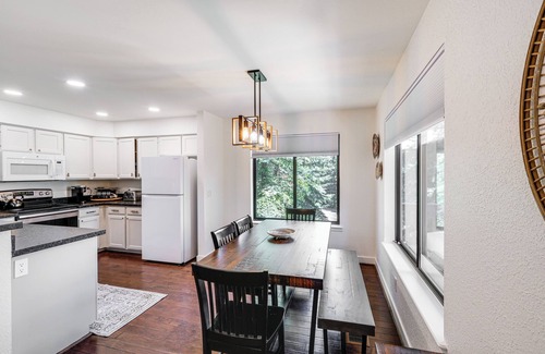 Flagstaff Condo | Quaint Flagstaff Condo w/Balcony ~ 6 Mi to Dtwn!