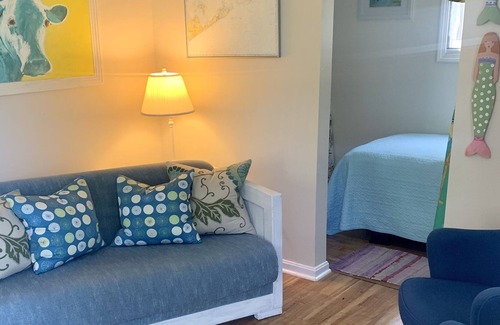 Charlestown Cottage | Quaint Guest Cottage - with PRIVATE parking pass to the Beach