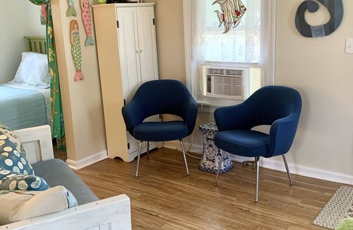 Charlestown Cottage | Quaint Guest Cottage - with PRIVATE parking pass to the Beach