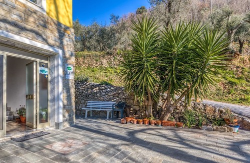 Erli House | Quaint Holiday Home in Erli with Balcony