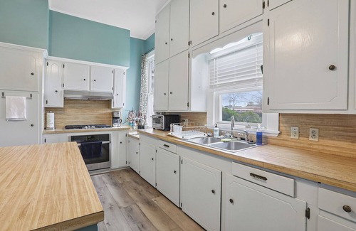 New Roads House | Quaint house in the Historic town of New Roads. Close to everything!