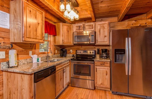 Gatlinburg - Pigeon Forge Cabin | Quaint*Resort Setting*Hot Tub*WiFi*Keurig*Secluded