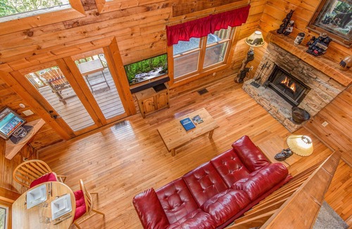 Gatlinburg - Pigeon Forge Cabin | Quaint*Resort Setting*Hot Tub*WiFi*Keurig*Secluded