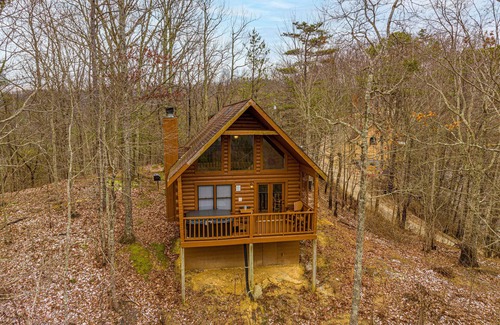 Gatlinburg - Pigeon Forge Cabin | Quaint*Resort Setting*Hot Tub*WiFi*Keurig*Secluded