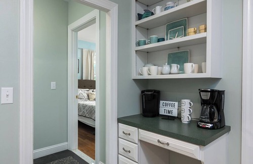 Wakefield-Peacedale House | Quaint/updated. Downtown Wakefield/shops/bike path. Narragansett Beaches 3 mi.