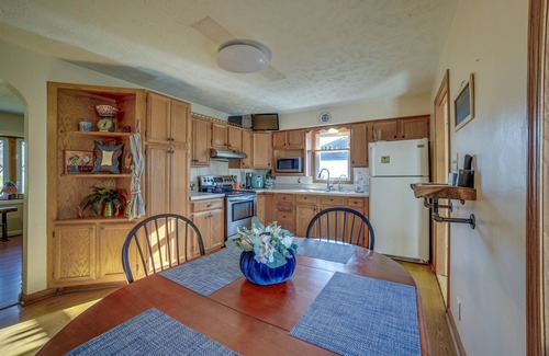 Poland House | Quaint Youngstown Home ~ 2 Mi to Boardman Park!