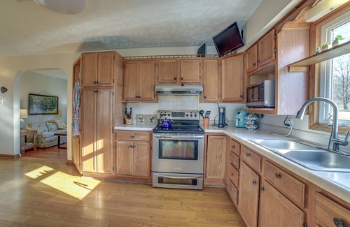 Poland House | Quaint Youngstown Home ~ 2 Mi to Boardman Park!