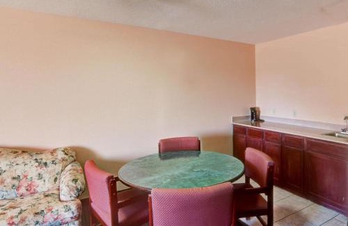 Forest Hill Hotel | Quality Inn Forest Hill - Fort Worth South