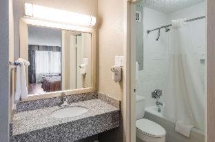 Roanoke Hotel | Quality Inn Roanoke Airport