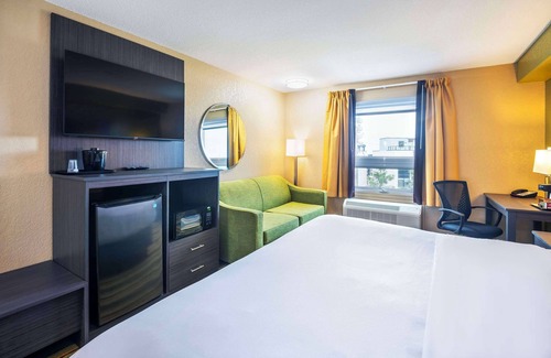 Grimsby Hotel | Quality Inn & Suites