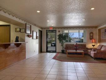 Howe Hotel | Quality Inn & Suites Howe - Sturgis
