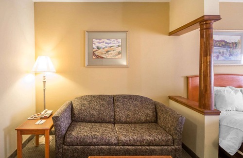 Pryor Hotel | Quality Inn & Suites MidAmerica Industrial Park Area