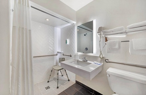 Morrisville Hotel | Quality Inn & Suites NJ State Capital Area