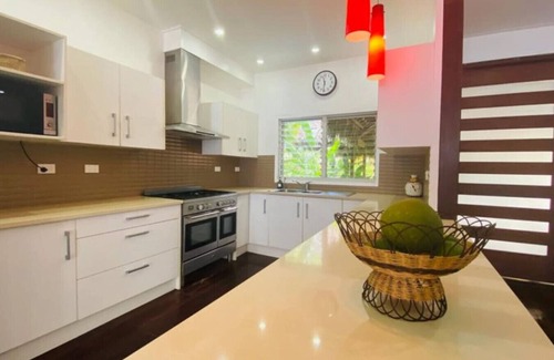 Mele House | Qualius Lodge - Mele Bay's 5 Bedroom WOW Property & Private Paradise by the Sea