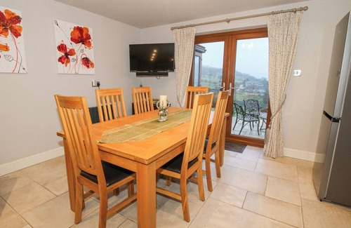 Montgomery House | QUARRY HOUSE, family friendly, with hot tub in Priest Weston