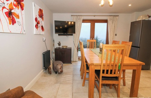 Montgomery House | QUARRY HOUSE, family friendly, with hot tub in Priest Weston