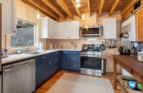 Spruce Head Cottage | Quarry Village Compound
