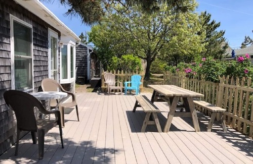 East Sandwich Cottage | Quarterboard 9 - Charming cottage w/deck, across from East Sandwich Beach