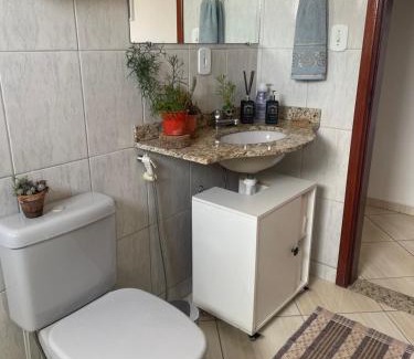 Alfenas House | Quarto para casal com banheiro individual exclusivo para o hóspede em apartamento compartilhado