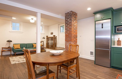 Alphabet Historic District Apartment | Queen Anne Guest Apt. In Historic District