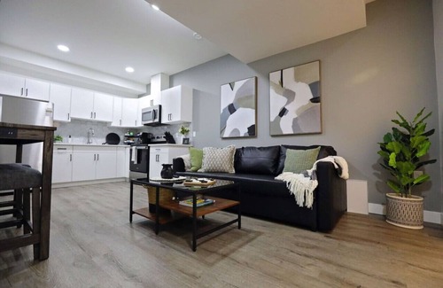 Southwest Edmonton Condo | Queen Bed|Near Airport|Kids Playground|Disney+