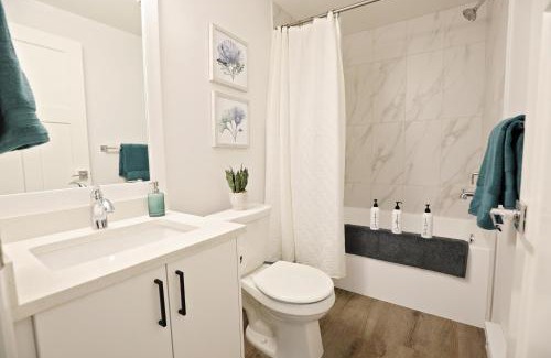 Southwest Edmonton House | Queen Bed,Near Airport,Kids Playground,Disney+