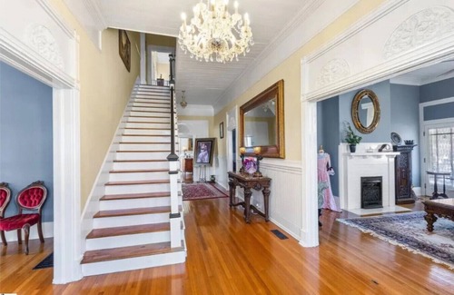 Anderson House | Queen Bed Retreat | Walk to Dining & Main St