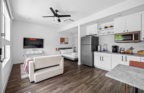 East Cesar Chavez Apartment | Queen Bed Studio & Patio in Downtown Austin